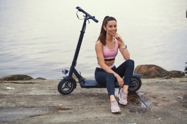 Çekici kız onu scooter ile ürpertici olduğunu