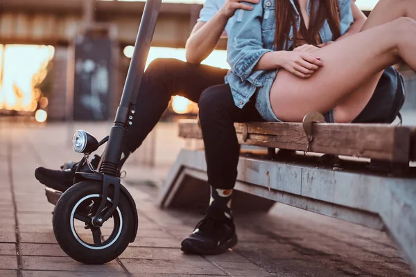 Un par de jóvenes se están relajando con sus scooters — Foto de Stock