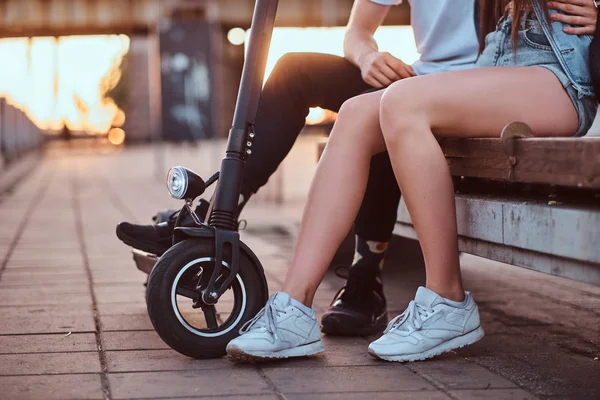 Пара молодых людей зависают со своими скутерами — стоковое фото