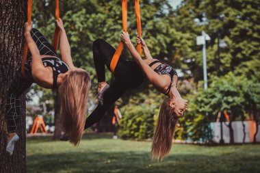 Genç aktif kadın çift baş aşağı egzersizleri yapıyor