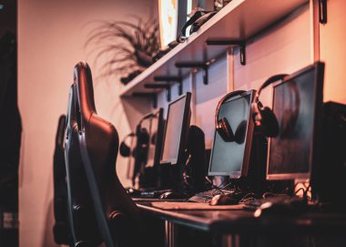 Güzel aydınlatma ile boş internet kulübü