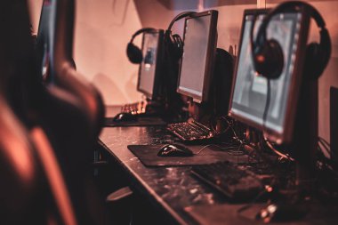 Güzel aydınlatma ile boş internet kulübü