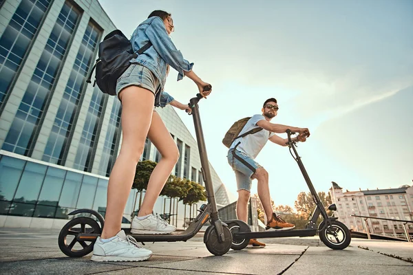 Dois amigos estão desfrutando do dia de verão com seus scooters eletro — Fotografia de Stock