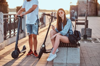 Güzel çift nehir kenarında ürpertici