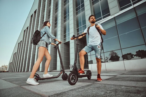 Dois amigos estão desfrutando do dia de verão com seus scooters eletro — Fotografia de Stock