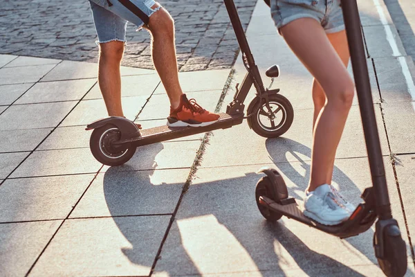 Пара молодых людей зависают со своими скутерами — стоковое фото