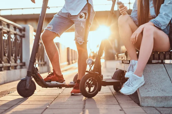 Ein paar junge Leute chillen mit ihren Motorrollern — Stockfoto