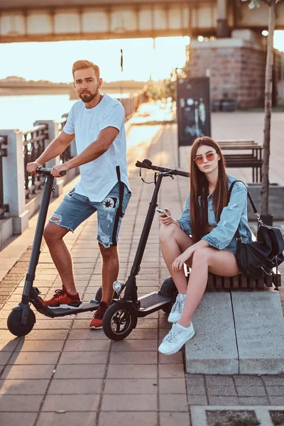 Casal bonito estão gelando na beira do rio — Fotografia de Stock