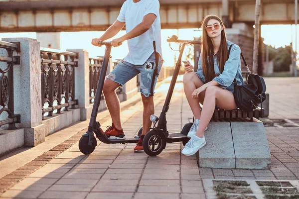 Güzel çift nehir kenarında ürpertici