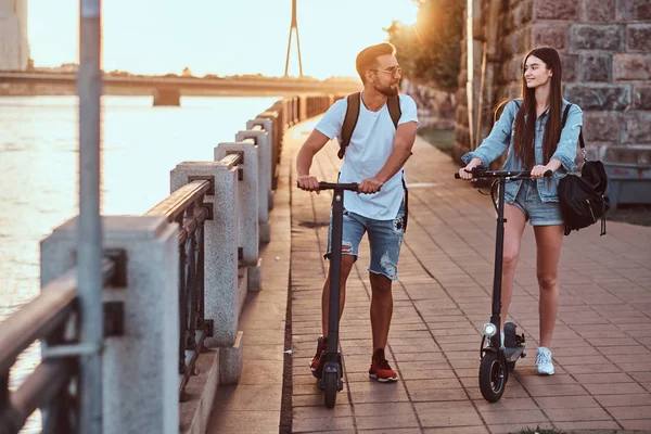 Dois amigos estão desfrutando do dia de verão com seus scooters eletro — Fotografia de Stock