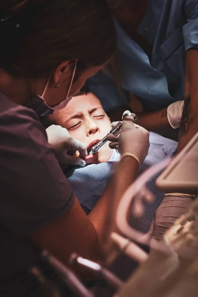 Маленька дитина отримує болючу операцію на зубах — стокове фото