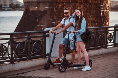 İki arkadaş elektro scooter ile yaz günü tadını çıkarıyor