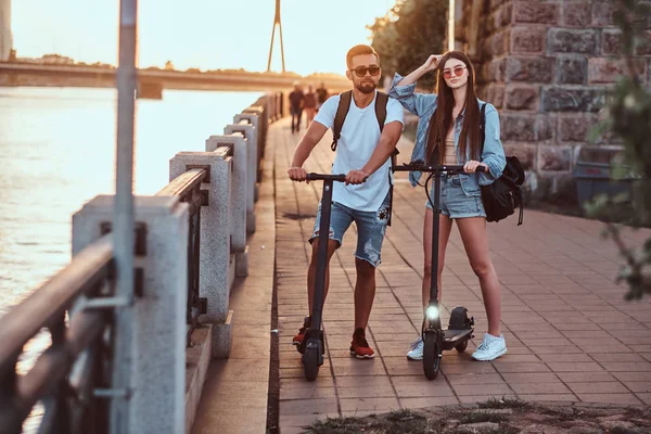 Dos amigos están disfrutando del día de verano con sus electro scooters —  Fotos de Stock