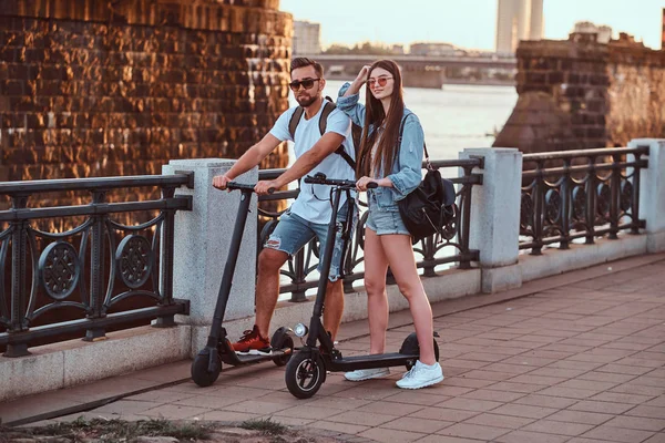 Двоє друзів насолоджуються літнім днем зі своїми електричними скутерами — стокове фото