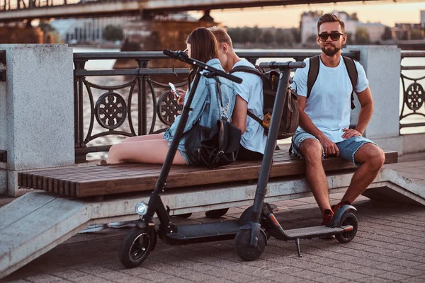 Dig gamla friengs sitter på bänken vid Riverside — Stockfoto