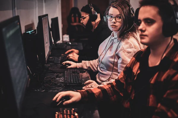 Tired gamers are playing videogames — Stock Photo, Image