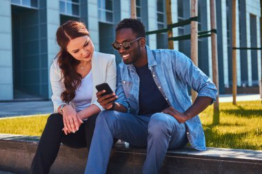 Çekici çift dışında güzel hava tadını çıkarıyor