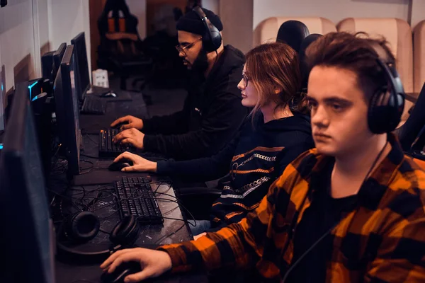 Tired gamers are playing videogames — Stock Photo, Image