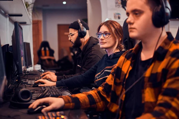 Vermoeide gamers spelen video games — Stockfoto