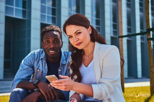 Atractiva pareja están disfrutando de buen tiempo fuera — Foto de Stock