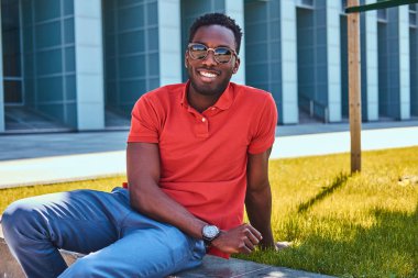 Yakışıklı afro öğrenci çalışmalarının yanında oturuyor