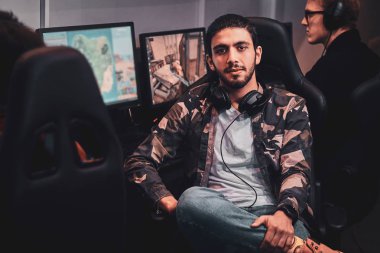 Internet club'daki oyunculardan birinin portresi