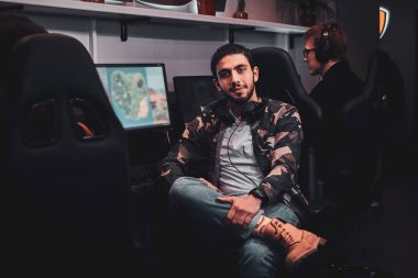 Internet club'daki oyunculardan birinin portresi