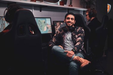 Internet club'daki oyunculardan birinin portresi