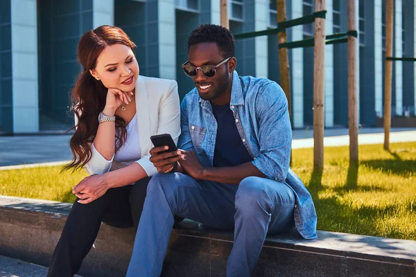 Atractiva pareja están disfrutando de buen tiempo fuera — Foto de Stock