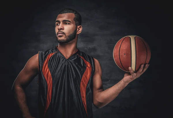 Un uomo nero tiene una palla da basket . — Foto Stock