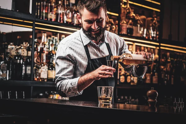 Attractive cheerful barmen is prepairing drinks — Stock Photo, Image