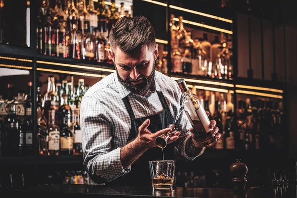 Attraente barman sta preparando bevande — Foto Stock