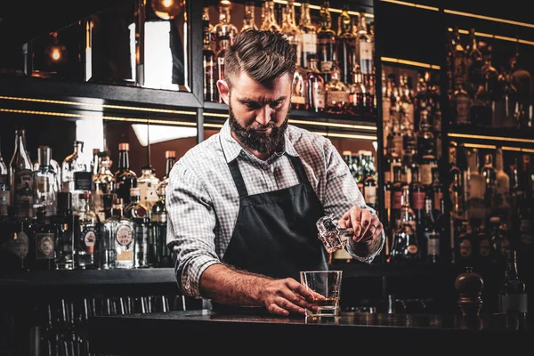 Barmen atraente está preparando bebidas — Fotografia de Stock