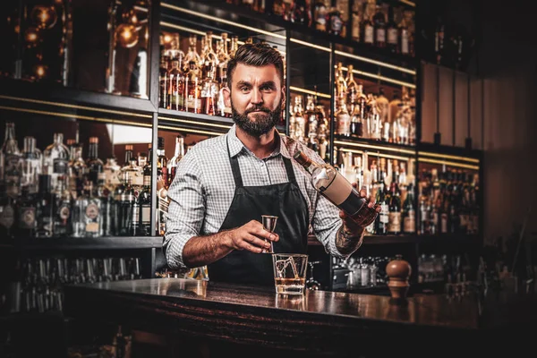 Attractive barmen alegre está preparando bebidas — Fotografia de Stock
