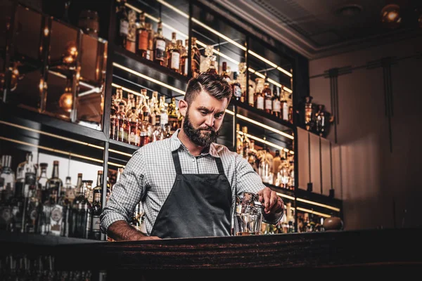 Attractive barmen alegre está preparando bebidas — Fotografia de Stock