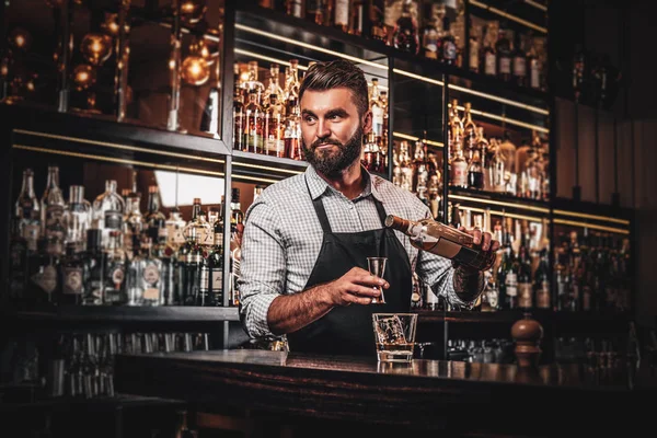 Attractive barmen alegre está preparando bebidas — Fotografia de Stock