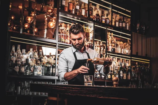 Barmen atraente está preparando bebidas — Fotografia de Stock