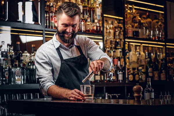 Çekici neşeli barmen içecekler prepairing olduğunu — Stok fotoğraf