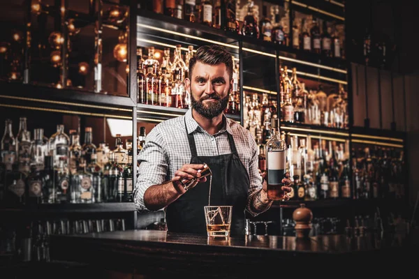 Bonito barman está posando para fotógrafo — Fotografia de Stock