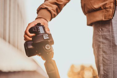 Adam dijital fotoğraf makinesini taşıyor