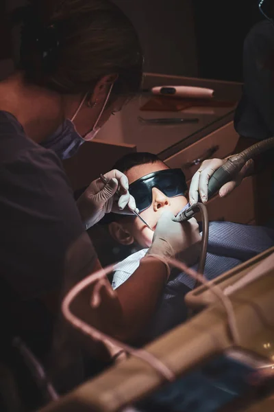 小孩子得到痛苦的牙科手术 — 图库照片