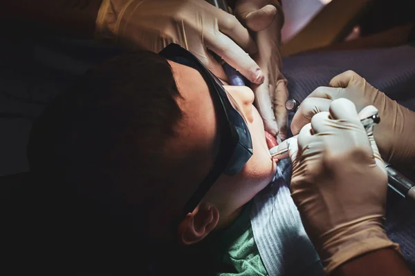 Μικρό αγόρι πήρε οδοντιατρική θεραπεία από τον οδοντίατρο — Φωτογραφία Αρχείου