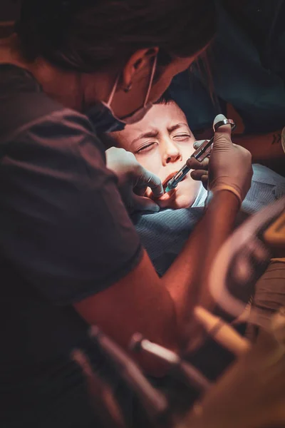Το μικρό παιδί παίρνει επώδυνη οδοντιατρική λειτουργία — Φωτογραφία Αρχείου