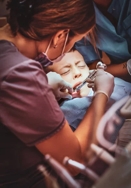 Bambino ottiene un'operazione dentale dolorosa — Foto Stock