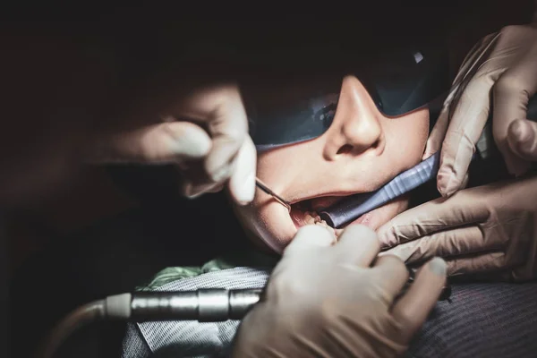 Proces dentystyczny pracy dla małego chłopca — Zdjęcie stockowe