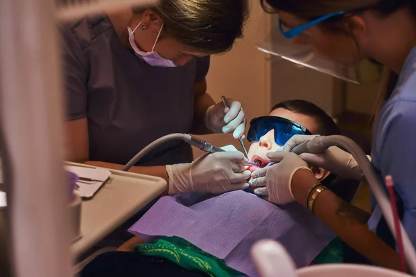 Mały chłopiec dostał leczenie dentystyczne przez dentystę — Zdjęcie stockowe