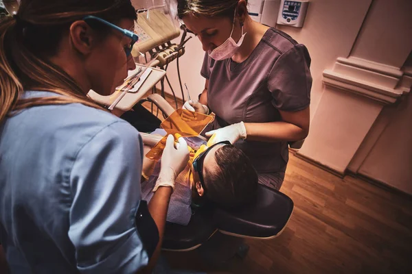 Kleine jongen kreeg tandheelkundige behandeling door tandarts — Stockfoto