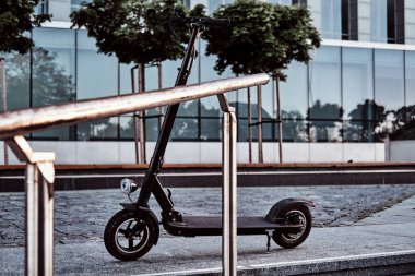 Cam bina yakınında elektrikli scooter