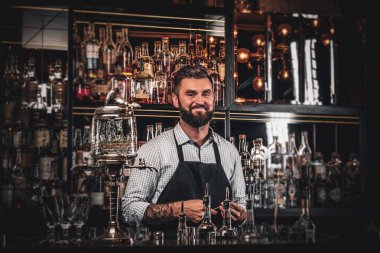 Yakışıklı barmen fotoğrafçı için poz