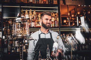 Yakışıklı barmen fotoğrafçı için poz